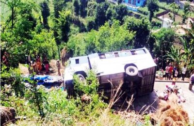 अनियंत्रित होकर घर की छत पर पलटी बस, 3 लोग घायल