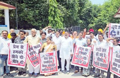 रुद्रपुर: ओवरलोड डंपरों के खिलाफ एआरटीओ दफ्तर पर गरजे कांग्रेसी