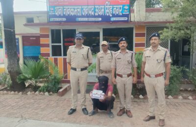 तमंचा दिखाकर दुकान से नगदी लूटने वाले अपराधी गिरफ्तार