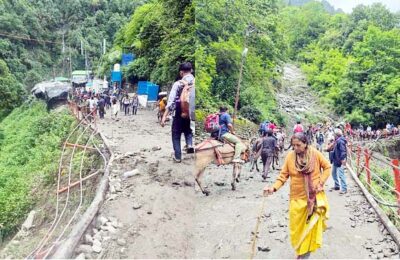 जंगलचट्टी के पास अचानक मलबा गिरने के चलते 5 मजदूर खाई में गिरे