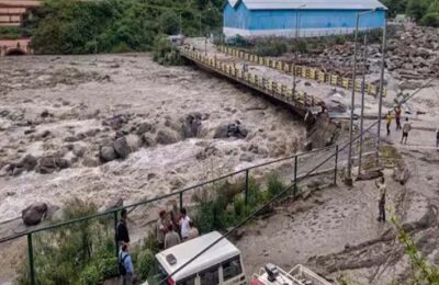 बादल फटने से अचानक आई बाढ़ और भारी बारिश के कारण 2 लोगों की मौत
