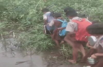 ना पुल, ना पक्का रास्ता,  जान जोखिम पर रखकर पढ़ाई के लिए निकलते हैं बच्चे
