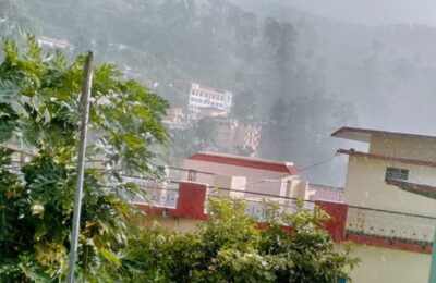 भारी बारिश का कहर: उत्तराखंड में सड़कें धंसीं, चार धाम यात्रा ठप, हिमाचल में 55 लोग लापता