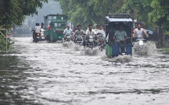 हांफ गया नगर निगम और शाम तक लोगों ने झेली परेशानी, महानगर की सड़कों पर भरा पानी