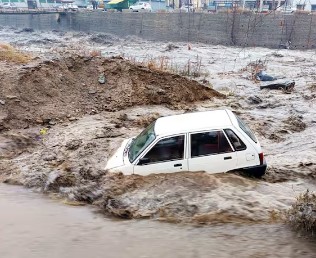 बरसात बनी मुसीबत, देहरादून, नैनीताल, रुद्रप्रयाग में भारी बारिश की चेतावनी, स्कूलों की छुट्टी