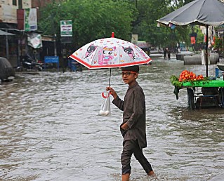 पाकिस्तान में तबाही मचाती बारिश, 16 दिन में 98 मौतें, हालात बिगड़ते जा रहे हैं