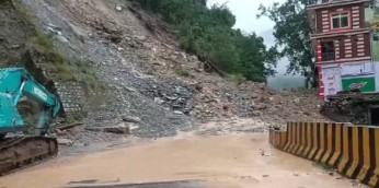 घरों में घुसा मलबा, लोगों का रेस्क्यू जारी, हाईवे बंद,कर्णप्रयाग में फिर भूस्खलन