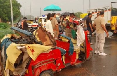पीछे से मारी टक्‍कर, ऑटो के उड़े परखच्चे… आगरा में भीषण हादसा, 3 की दर्दनाक मौत