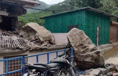 नृसिंहगाचल पर्वत का हिस्सा अचानक गिरा, मकान पर बरसे पत्थर, एक घायल, कई गाड़ियाँ मलबे में दबीं