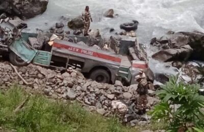 जम्मू-कश्मीर में आईटीबीपी जवानों से भरी बस सिंध नदी में गिरी, राहत और बचाव कार्य जारी
