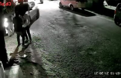 सड़क किनारे खड़े 4 लोगों को तेज रफ्तार कार ने मारी टक्कर,  दर्दनाक हादसे से इलाके में सनसनी