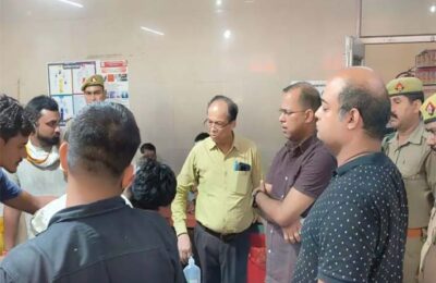 बच्चों से भरी स्कूल वैन पलटी, SP ने अस्पताल में पहुंचकर देखा घायलों का हाल