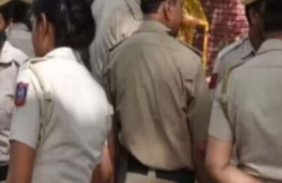 बिजली के खंभे से केबल डालने पर मां-बेटी ने जमकर किया हंगामा, महिला दारोगा संग हाथापाई