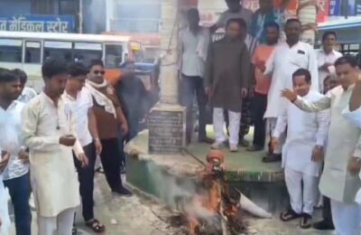 भुवन चंद्र कापड़ी के नेतृत्व में कांग्रेसियों ने सरकार का पुतला फूंककर जोरदार प्रदर्शन किया