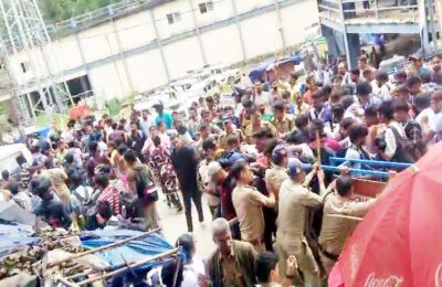 केदारनाथ यात्रा मार्ग के सोनप्रयाग में यात्रियों पर लाठीचार्ज