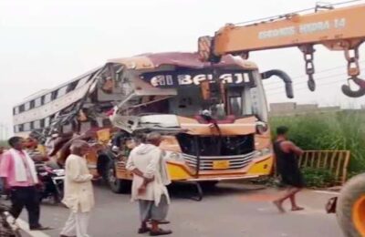 धार्मिक स्थलों की यात्रा पर निकले श्रद्धालुओं की बस ट्रेलर से टकराई, 4 की मौत, कई घायल