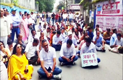 हजारों शिक्षकों ने देहरादून में मुख्यमंत्री आवास कूच किया और प्रधानमंत्री को अपने खून से लिखे 20 हजार पत्र