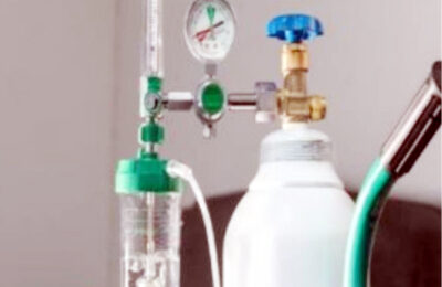 ICU में ऑक्सीजन अचानक बंद, सिविल सर्जन डॉ. खरे ने केवल चार मिनट में ऑक्सीजन आपूर्ति बहाल कर 9 नन्हे बच्चों की जान बचा ली