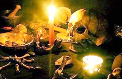 प्रिंसिपल ऑफिस के सामने खून से लथपथ पक्षी, नींबू और सिंदूर के निशान देखकर दहशत फैल गई