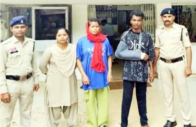 मां-बेटे को गिरफ्तार कर पुलिस ने करीब 5.50 लाख रुपए के जेवर और सामान जब्त किए