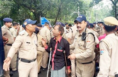 दिव्यांगों ने मुख्यमंत्री आवास के सामने पेंशन को लेकर किया प्रदर्शन