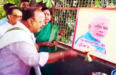 धर्मनगरी हरिद्वार में इन दिनों कांग्रेस का एक अनोखा प्रदर्शन : कांग्रेस ने उतारी PM मोदी और CM धामी की आरती