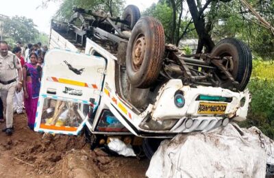 तुरतुरिया दर्शन के लिए निकली श्रद्धालुओं से भरी पिकअप अनियंत्रित होकर पलटी, 30 लोग सवार