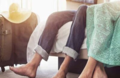 पत्नी अपने प्रेमी के साथ होटल के कमरे में पाई गई, पति ने उसका पीछा किया, तभी उसने दोनों को रंगे हाथ पकड़ा