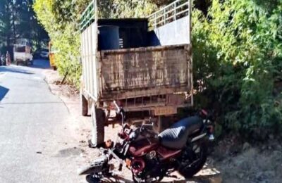 सड़क किनारे खड़े पिकअप से टकराई बाइक, दो की मौत