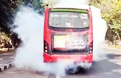 लो फ्लोर बस से अचानक धुआं निकलने लगा, ड्राइवर-कंडक्टर ने कूदकर बचाई जान