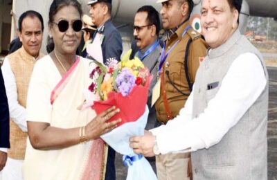 राष्ट्रपति द्रौपदी मुर्मू हल्द्वानी पहुंचीं, राज्यपाल ने उनका स्वागत किया