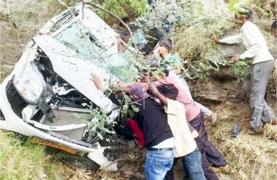 उत्तराखंड : अनियंत्रित होकर कार 200 मीटर गहरी खाई में गिरी, हादसे में दो लोगों की मौके पर मौत, एक अन्य गंभीर रूप से घायल