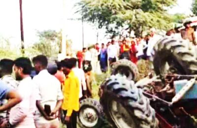 भीषण सड़क हादसा: तेज रफ्तार ट्रैक्टर अनियंत्रित होकर खंती में पलटी