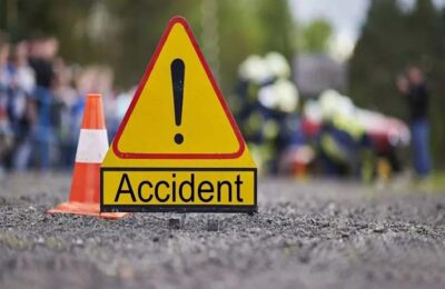 बाइक सवार दंपती को कार ने मारी टक्कर, महिला की मौत, पति घायल