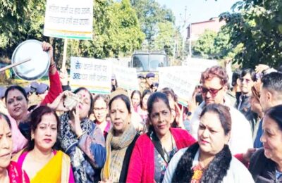 महिला नर्सिंग कर्मी पर महिला पुलिसकर्मी के थप्पड़ जड़ने के विरोध में पुलिस मुख्यालय घेरने की कोशिश