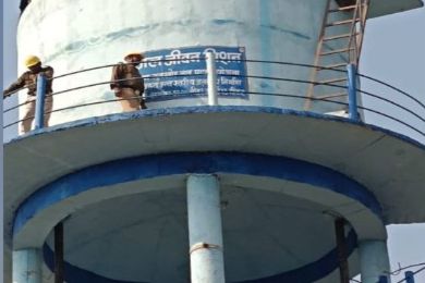 पानी की टंकी पर चढ़ा दिमाग़ी रूप से परेशान युवक, कड़ी मशक्कत के बाद पुलिस ने नीचे उतारा