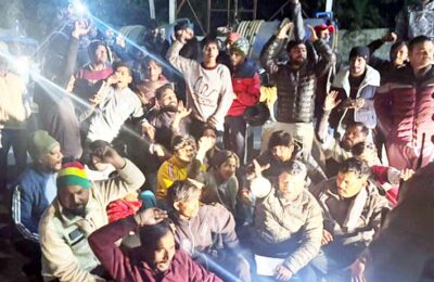 उत्तराखंड की राजधानी देहरादून में संरक्षित पशु के अवशेष मिलने पर बजरंग दल के कार्यकर्ताओं का जमकर प्रदर्शन