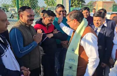 CM धामी ने कैंप कार्यालय लोहियाहेड, हेलीपेड में जनप्रतिनिधियों और जनता से मुलाकात कर जनसमस्याएं सुनी