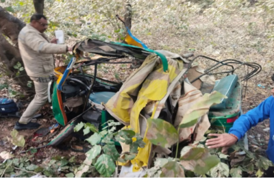 कंटेनर ने 2 ऑटो को रौंदा, पांच लोगों की मौत, तीन घायल