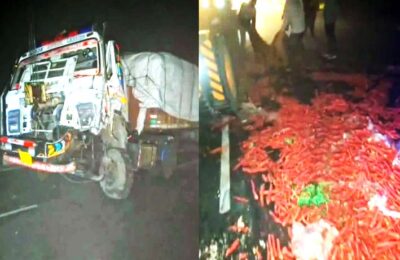 कोहरे का कहर: तीन ट्रकों की टक्कर, सड़क पर बिखरी सब्जियां