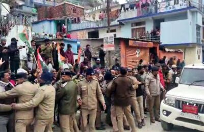 मंत्री गणेश जोशी के विरोध में कांग्रेस का प्रदर्शन, उत्तरकाशी में दिखाए काले झंडे