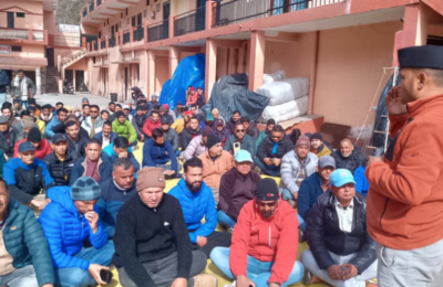 धराली में मुआवजे को लेकर ग्रामीण सड़कों पर उतरे, प्रशासन से बातचीत के बाद बनी सहमति