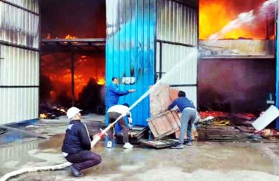 टेंट गोदाम में भीषण आग, लपटों और धुएं से मची अफरा-तफरी