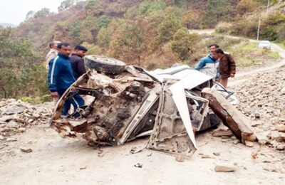 Almora Road Accident : गहरी खाई में गिरी कार, मौके पर तीन की मौत