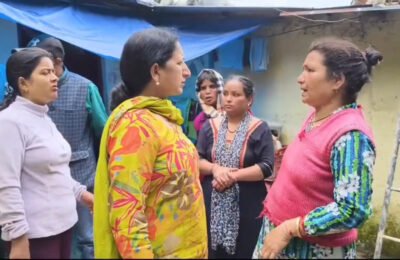 मसूरी के जेपी बैंड में पहाड़ी से आया मलबा, घरों में मची तबाही