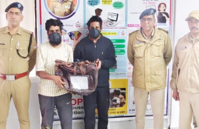 मसूरी में ऑपरेशन प्रहार के तहत पुलिस ने मोबाइल दुकान में चोरी करते दो युवकों को रंगेहाथ गिरफ्तार किया