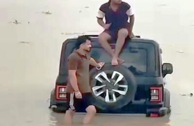 Haridwar रील के चक्कर में गंगा में उतारी थार, बढ़ते जलस्तर ने बढ़ाई मुश्किलें