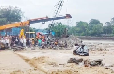 हरिद्वार में सूखी नदी बनी आफत, तेज बहाव में बहीं दो कारें ; पुलिस ने रेस्क्यू कर निकाला