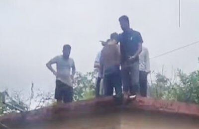 कॉर्बेट की ढेला रेंज में वनकर्मियों पर मारपीट का आरोप, कार्रवाई की मांग को लेकर युवक चढ़ा चौकी की छत पर
